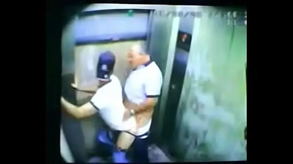 Store Fuck in an elevator beste videoer