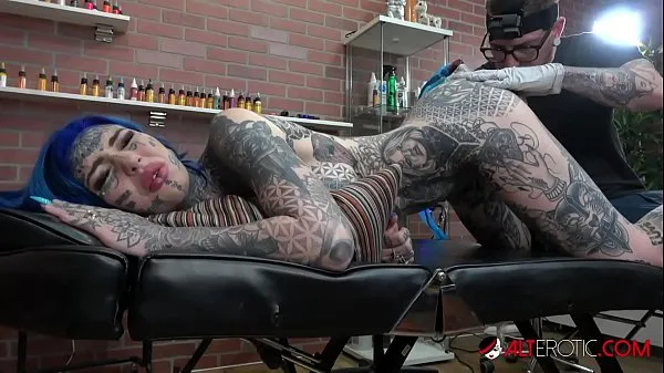 Большие Amber Luke делает татуировку в очко и хорошо трахается лучшие видео
