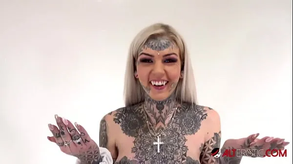 Big Tattooed Amber Luke rides the tremor for the first time best Videos