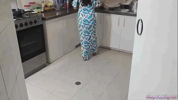 Возбужденная падчерица трахается с отчимом на кухне, когда ее мамы нет дома