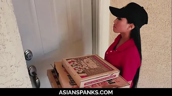 Big Pizza Delivery Teen Cheated by Jerking Guys (Ember Snow) [UNCENSORED best Videos