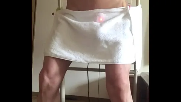 Suuret The penis hidden with a towel comes off when it moves and is exposed. I endure it, but a powerful vibrator explodes and eventually the towel falls. Ejaculate in 1 minute of premature ejaculation parhaat videot